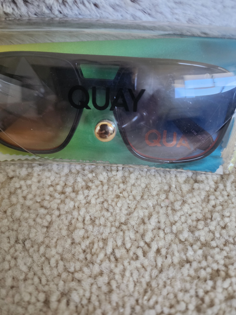 Quay Australia Black Frame Sunglasses with Gradient Pinkish Purple&blue Lenses - Picture 3 of 5